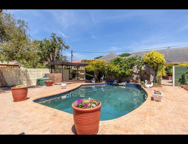 5 BEDROOM HOUSE FOR SALE IN BERGVLIET